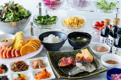 een tafel met borden en kommen eten bij UE Garden Resort in Chiba