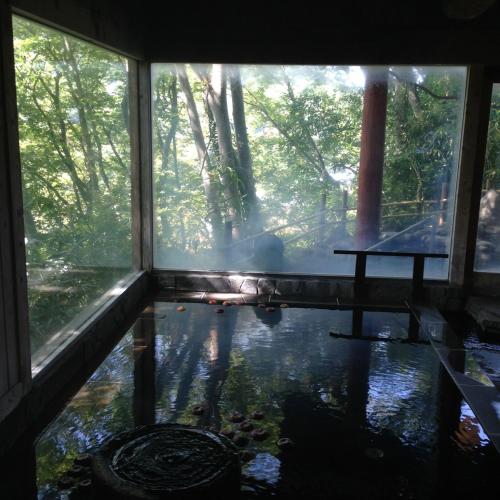a window with a view of a table in the rain at 中棚荘 in Komoro