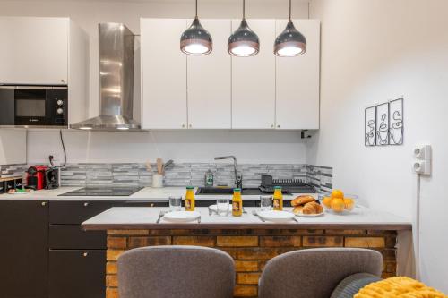 une cuisine avec une table avec de la nourriture dessus dans l'établissement Cozy & Central Fully Equipped Studio 5 min walk to metro, Montparnasse neighbourhood, à Paris