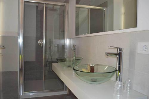 a bathroom with two glass bowls on a counter at Agriturismo La Torretta in Pescantina
