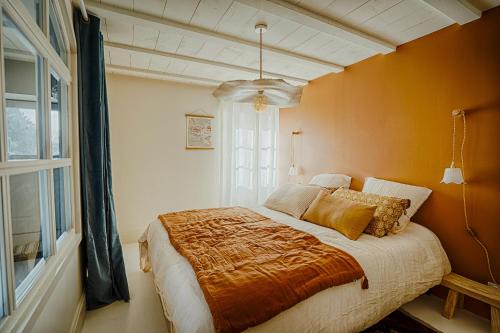 une chambre avec un lit et une fenêtre dans l'établissement Chez Brune, à Saint-Grégoire