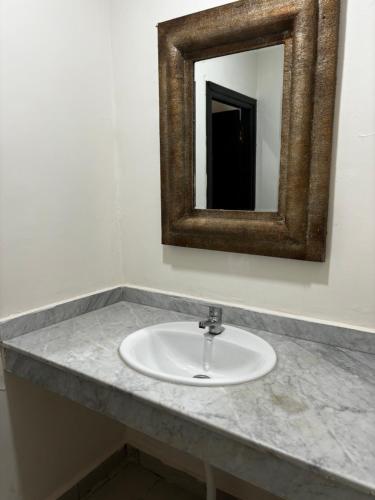 a bathroom with a sink and a mirror at Möbliert Villa in Oujda zu Vermieten in Oujda
