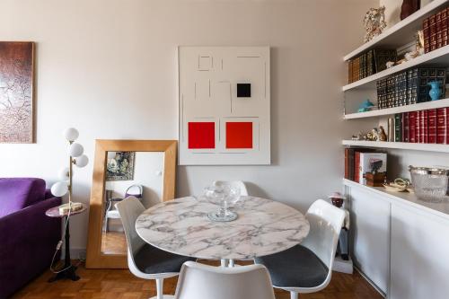 une salle à manger avec une table et des chaises dans l'établissement Cyril - Appt au coeur du 15eme arrondissement, à Paris