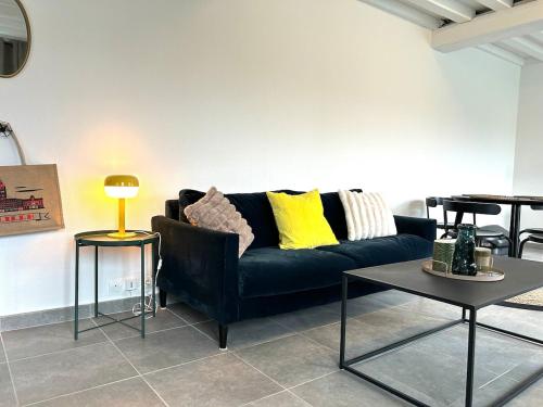 - un salon avec un canapé noir et 2 tables dans l'établissement Superbe T2 Quai du Wault! DALI, à Lille