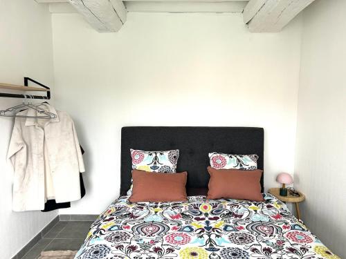 - une chambre avec un lit doté d'une tête de lit et d'oreillers noirs dans l'établissement Superbe T2 Quai du Wault! DALI, à Lille