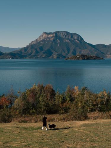 Fotografie z fotogalerie ubytování 泸沽湖千山继酒店 Lugu Lake Qianshanji Hotel v destinaci Zuosuo