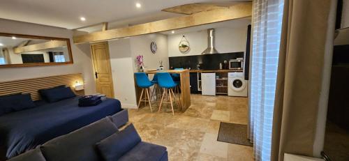 un salon avec un lit et une cuisine dans l'établissement Tiny house au cœur de la petite Rome Française, à Nîmes