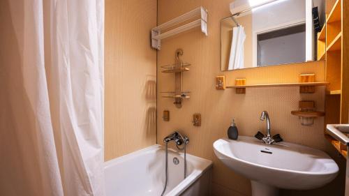 une salle de bain avec un lavabo, des toilettes et une douche dans l'établissement Grande Neige N 33 - 2P5, à Morillon