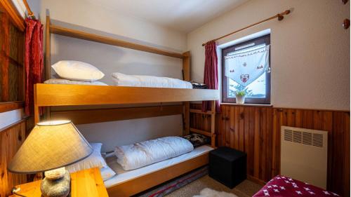 une chambre avec deux lits superposés et une lampe dans l'établissement Grande Neige N 33 - 2P5, à Morillon