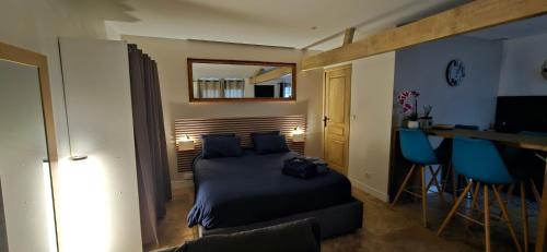 une chambre avec un lit, une table et un bureau dans l'établissement Tiny house au cœur de la petite Rome Française, à Nîmes