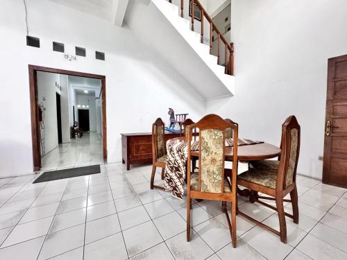 a dining room with a table and chairs at Santalum Hotel Yogyakarta in Yogyakarta