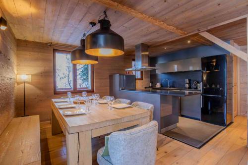 une salle à manger avec une table et une cuisine dans l'établissement Chalet Fend l'air - Plagne 1800 - 12 personnes - ski au pied, à La Plagne Tarentaise