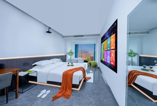 張家界市にあるZhangjiajie XiYu Hotelのベッドと薄型テレビがあるホテルの部屋
