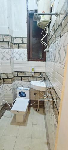 une salle de bain avec toilettes et lavabo dans l'établissement Hotel Rohit ,Agra cantt Railway station, à Agra