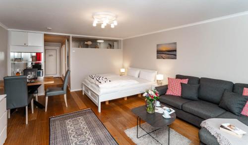 a living room with a couch and a table at Apartment Di Wiis in Westerland (Sylt)