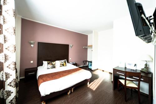 Postel nebo postele na pokoji v ubytování Brit Hotel Confort Auclair