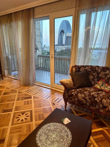 Χώρος καθιστικού στο Seaside View Apartment in Baku