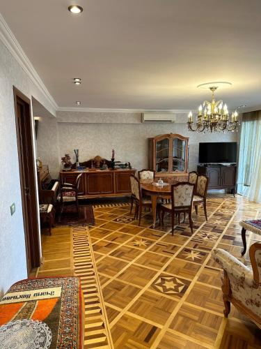 Χώρος καθιστικού στο Seaside View Apartment in Baku