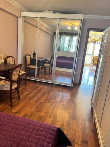 Ένα ή περισσότερα κρεβάτια σε δωμάτιο στο Seaside View Apartment in Baku