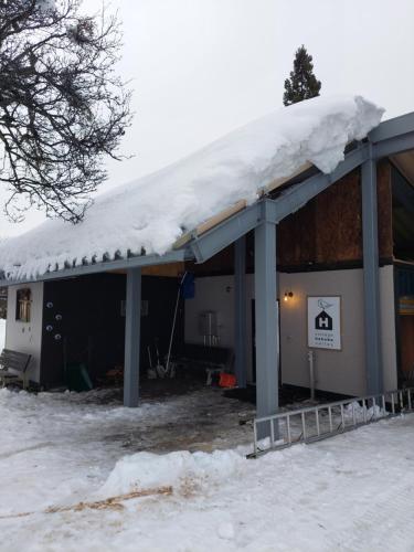 小谷村にあるペンションシルバーファーンの雪の建物