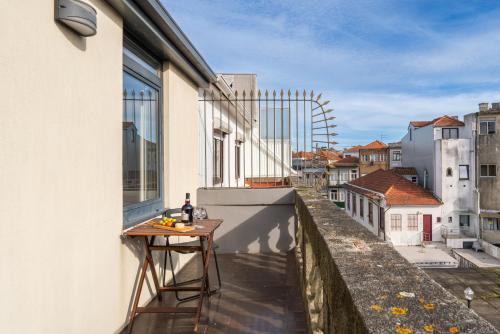 Host Wise - Cozy House w Balcony