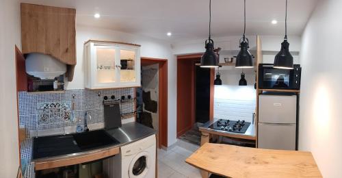 Dapur atau dapur kecil di Luminous step-free apartment!