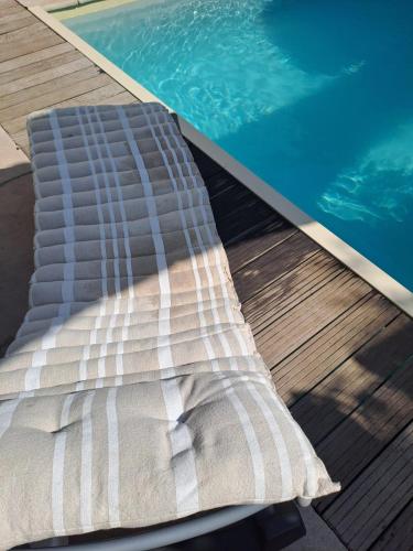 Der Swimmingpool an oder in der Nähe von L Antre de Pierres - chambres d'hôtes et gites