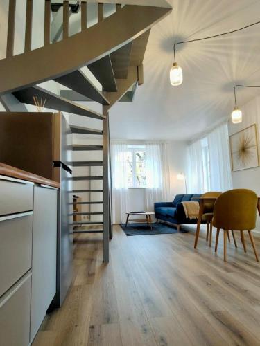un salon avec un escalier et une chambre dans l'établissement Petite maison centre-ville, à Nemours