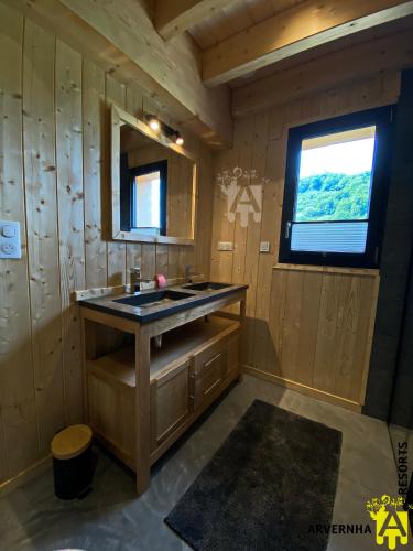 une salle de bain avec un lavabo et une fenêtre dans l'établissement Refuge de l'Angle, à Chambon-sur-Lac