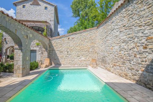 Der Swimmingpool an oder in der Nähe von L Antre de Pierres - chambres d'hôtes et gites