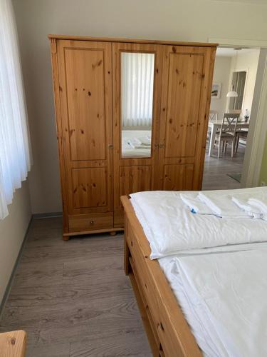 Ένα ή περισσότερα κρεβάτια σε δωμάτιο στο Landhaus Am Rebstock FeWo Anker