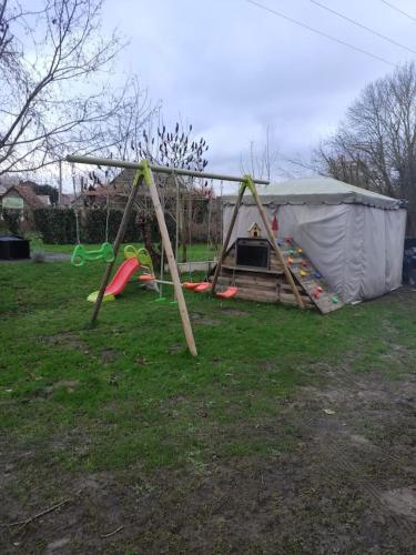 une tente avec une pièce installée dans une cour dans l'établissement Maison accueillante à Fresnes-Tilloloy avec jardin, à Fresnes-Tilloloy