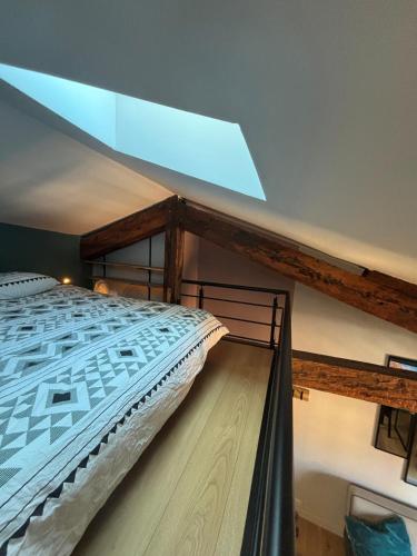 - une chambre avec une mezzanine dotée d'un plafond en verre dans l'établissement Studio Halle au grains, à Toulouse