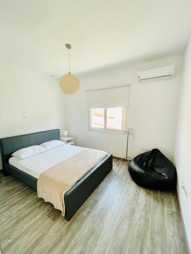 Una cama o camas en una habitación de LimassolStar Etko Area