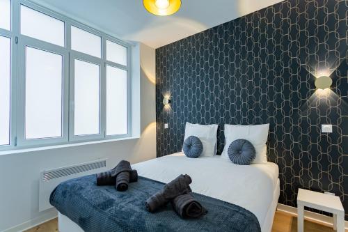 une chambre avec un lit avec des serviettes dessus dans l'établissement Strasbourg Hyper centre, à Strasbourg