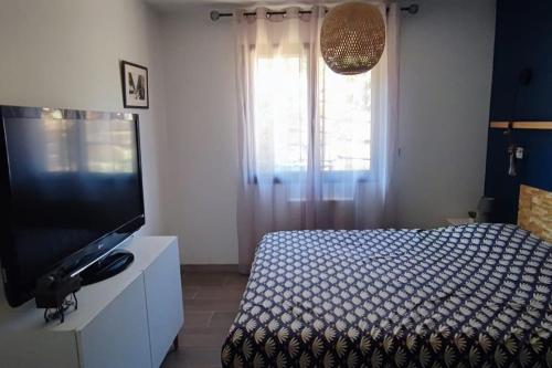 Ένα ή περισσότερα κρεβάτια σε δωμάτιο στο Maison avec vue sur forêt