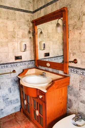 a bathroom with a sink and a mirror at Casa Rural CerroMoreno in Villarta