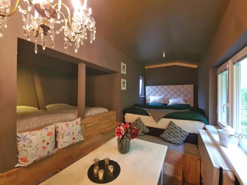 a bedroom with two beds and a chandelier at Ferienwohnung im Wienerwald in Schwechatbach