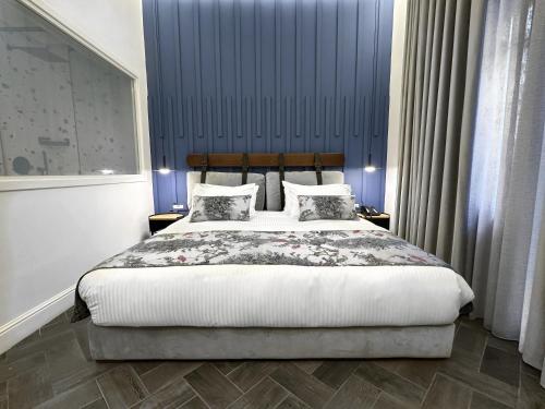 Ένα ή περισσότερα κρεβάτια σε δωμάτιο στο 10 Stories Hotel