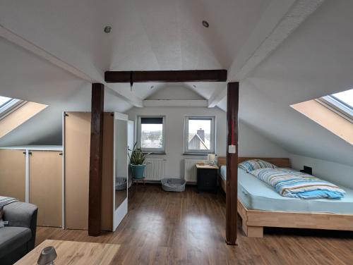 Postel nebo postele na pokoji v ubytování Dachgeschosswohnung mit Loftcharakter