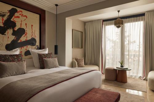 Postel nebo postele na pokoji v ubytování Nobu Hotel Marrakech