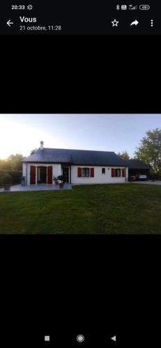 une photo d'une maison avec une photo dans l'établissement Évasion, à Ambillou