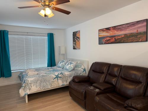 una sala de estar con un sofá y una cama en Seashell 7, en Boynton Beach