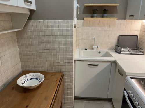 Acropolis, 2BD Erechthiou 21 23