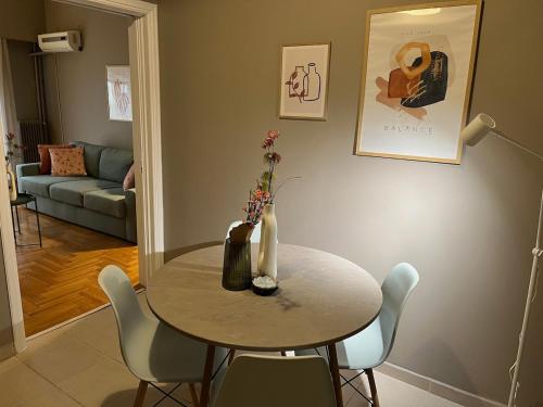 Acropolis, 2BD Erechthiou 21 23