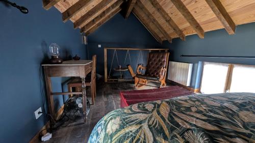 Ένα ή περισσότερα κρεβάτια σε δωμάτιο στο Le Cottage et la Tiny des Cartes - 2 maisons
