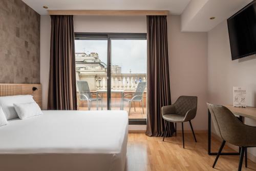 Postel nebo postele na pokoji v ubytování Sunotel Central