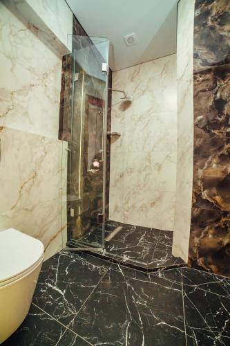 a bathroom with a shower and a toilet at Європа готель in Solomonovo