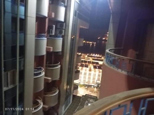 Elle offre une vue sur un balcon d'un bâtiment. dans l'établissement شقة في موا بلازا كورنيش النيل اسوان Apartment in Mowa Plaza Aswan Nile Corniche, à Aswān