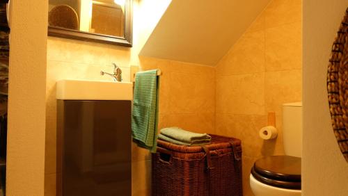 a bathroom with a sink and a toilet at Casa Cima in Chãs de Égua